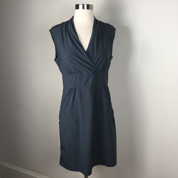 Athleta Dresses & Skirts - Athleta Gray Ruched Dahlia Athleisure Dress